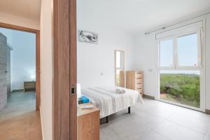 una camera da letto con un letto e una grande finestra di Firenze a Lloret de Mar Altre 27 foto