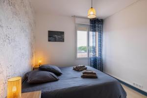 Ένα ή περισσότερα κρεβάτια σε δωμάτιο στο Bleu rivage F3 bord de l'Allier - parking gratuit - 2 étoiles