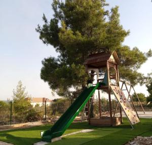 un patio de recreo con un tobogán en un parque en Casa del mir, en Dayr al Qamar