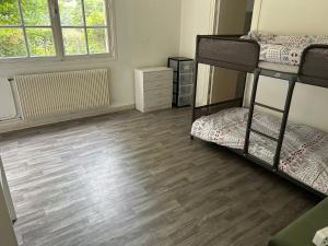 Zimmer mit 2 Etagenbetten und Holzboden in der Unterkunft Domaine Happyness en Ardèche in Le Teil