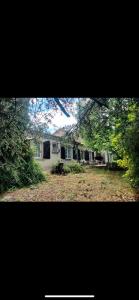 ein Haus, das mitten in einem Hof steht in der Unterkunft Domaine Happyness en Ardèche in Le Teil