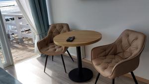 two chairs and a table in a room at Pokoje na plaży in Ustronie Morskie +50 photos