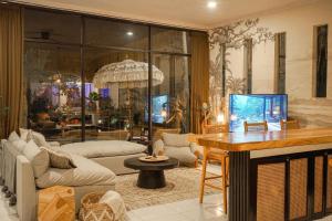 een woonkamer met een tafel en een aquarium bij Villa La Familia Dua in Canggu