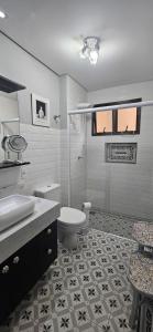 Ένα μπάνιο στο Apartamento Riviera