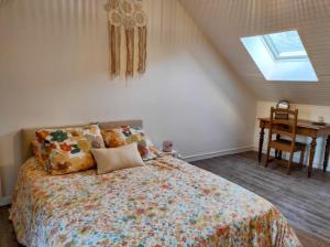 een slaapkamer met een bed, een tafel en een raam bij Maison face au moulin Giverny in Vernon