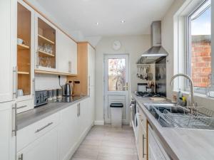 Η κουζίνα ή μικρή κουζίνα στο Bungalow In Hornsea Near Sea With Garden +48 φωτογραφίες