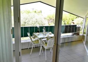 einen Tisch und Stühle auf dem Balkon eines Hauses in der Unterkunft Beleuchtete Wohnung Eva in Zambratija, Savudrija, nahe dem Strand, mit Balkon mit Meerblick, Klimaan in Savudrija