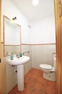 a bathroom with a sink and a toilet at Dúplex Gruta by SIERRA VIVA in Aracena