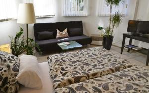 a living room with a couch and a table at Schönes Ferienhaus mit Garten in Friedrichshafen am Bodensee in Friedrichshafen