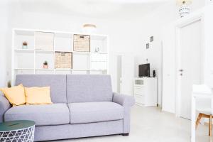a living room with a couch and a tv at Urban loft in Forio d'Ischia
