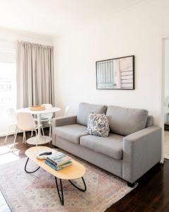 Χώρος καθιστικού στο 2 Mins to the Beach Modern gem Sleeps 4