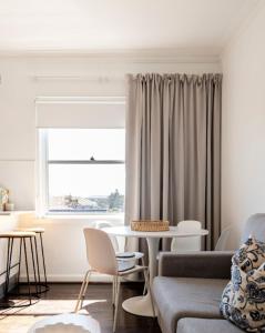 Χώρος καθιστικού στο 2 Mins to the Beach Modern gem Sleeps 4