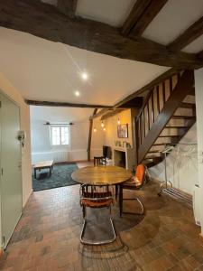ein Wohnzimmer mit einem Holztisch und Stühlen in der Unterkunft La chambre de Baucis in Tours