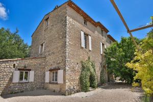 an external view of the house at Chambre d'hôtes Les Temps Heureux in Callian +4 photos