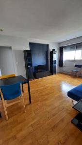 une pièce vide avec une table et des chaises dans l'établissement Appartement 2 pièces tres lumineux, à La Garenne-Colombes