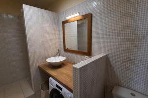 une salle de bain avec un lavabo et un miroir dans l'établissement Appartement 2 pièces tres lumineux, à La Garenne-Colombes 2 autres photos