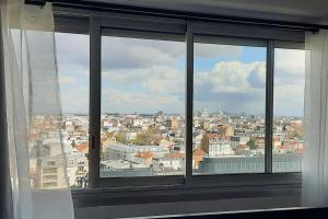 une vue d'une ville depuis une fenêtre dans l'établissement Appartement 2 pièces tres lumineux, à La Garenne-Colombes