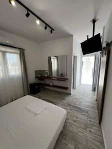 A bed or beds in a room at Three Seasons