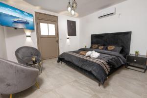 Ramaにあるוילה קריסטל - וילות מדהימות עם בריכות פרטיות, ג'קוזי וסאונהのベッドと椅子のある寝室 +15枚の写真