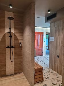 a walk in shower with a bench in a room at Apartament Słoneczny & SPA Plażowa A208 in Grzybowo