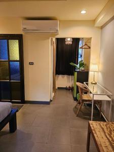 a room with a hallway with a table and a door at Baan Baimai Boutique Room in Phra Nakhon Si Ayutthaya