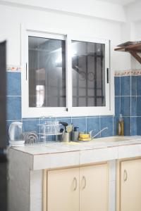 a kitchen counter with a sink and a window at Charmant appartement Avorbam près de Bâti plus in Libreville +18 photos