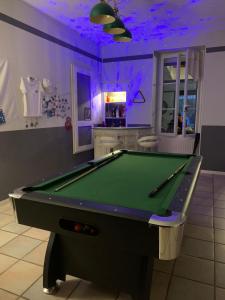 stół bilardowy w pokoju z fioletowym sufitem w obiekcie Chambre cosy pour 2 personnes w mieście Chef-Boutonne +1 zdjęcie