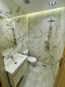 Koupelna v ubytování Cozy & Luxurious holiday stay in Saidia - NETFLIX & WIFI