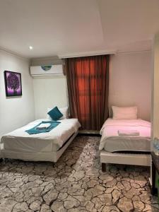 Ένα ή περισσότερα κρεβάτια σε δωμάτιο στο Anwar Dijlah Hotel