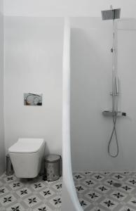 アギオス・プロコピオスにあるDimora Mirandaのトイレとシャワー付きのバスルーム +66枚の写真