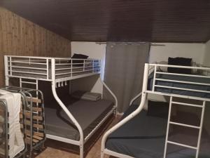 Letto o letti a castello in una camera di La Case des Jacques