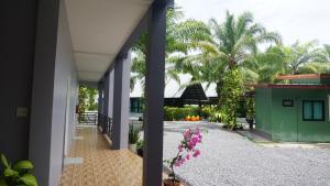 Taman di luar Farinda Resort