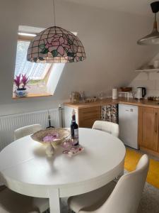 Kuchyň nebo kuchyňský kout v ubytování Podkrovní studio apartment pro 1-5 osob