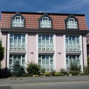 a building with a red roof and white windows at Braunes Ross in Weidhausen bei Coburg