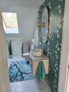 a bathroom with a sink and a mirror at Apartament Miętowe Marzenie in Chrzanów