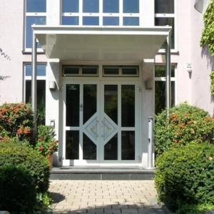 a front door of a white building with a white door at Braunes Ross in Weidhausen bei Coburg