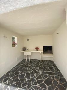a living room with a desk and a tv at Country House in Torre San Giovanni Ugento