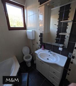 Ένα μπάνιο στο M&M Drvar +5 φωτογραφίες