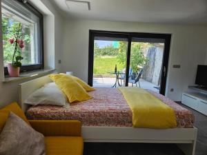 Postel nebo postele na pokoji v ubytování Apartmaji Rdeča Kapica