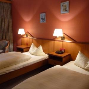 a hotel room with two beds and two lamps at Braunes Ross in Weidhausen bei Coburg