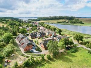 eine Luftansicht eines Dorfes neben einem Fluss in der Unterkunft Ferienwohnung Mönchgut 1 mit Wintergarten und Terrasse in Ostseebad Sellin