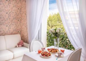 カンヌにあるCannes Imperial Croisette Palais Miramarの白いテーブル(果物一杯付)
