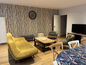 Televízia a/alebo spoločenská miestnosť v ubytovaní Appartement 12 pers. neuf, centre-ville avec 5 chambres et local à ski - FR-1-234-289