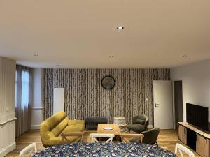 Televízia a/alebo spoločenská miestnosť v ubytovaní Appartement 12 pers. neuf, centre-ville avec 5 chambres et local à ski - FR-1-234-289