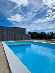 Bazén v ubytování A Morze Domki- Podgrzewany basen, całoroczne klimatyzowane domki, parking nebo v jeho okolí