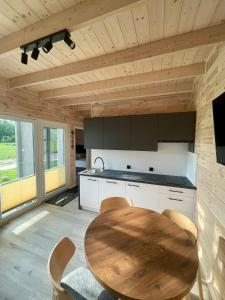 Kuchyň nebo kuchyňský kout v ubytování A Morze Domki- Podgrzewany basen, całoroczne klimatyzowane domki, parking