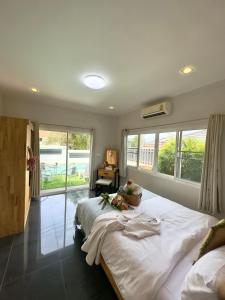 En eller flere senge i et værelse på Paradise Village Heart of Hua Hin