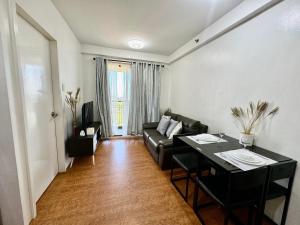 un salon avec un canapé et une table dans l'établissement cozy2ndhomeFRM, à Manille
