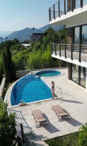 Bazén v ubytování Villa Tivat Bay View nebo v jeho okolí
