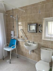 Bilik mandi di Poppy's Coastal Retreat